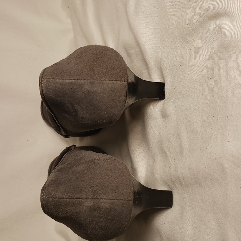 Bandolino Gray Leather Suede Kitten Heel Pumps - Picture 4 of 8